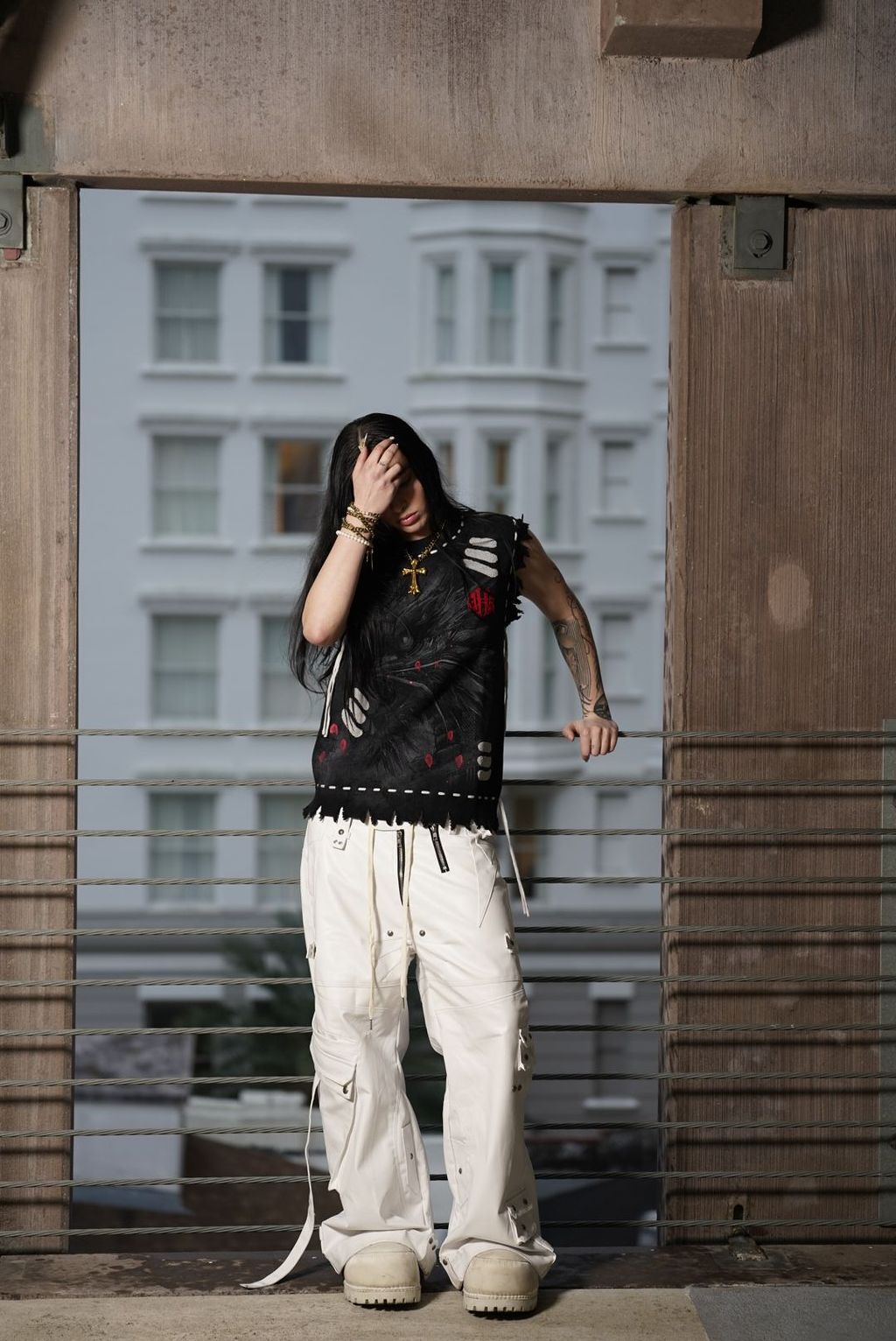 DISTRESSED BEAST KNITTED VEST 'BLACK'