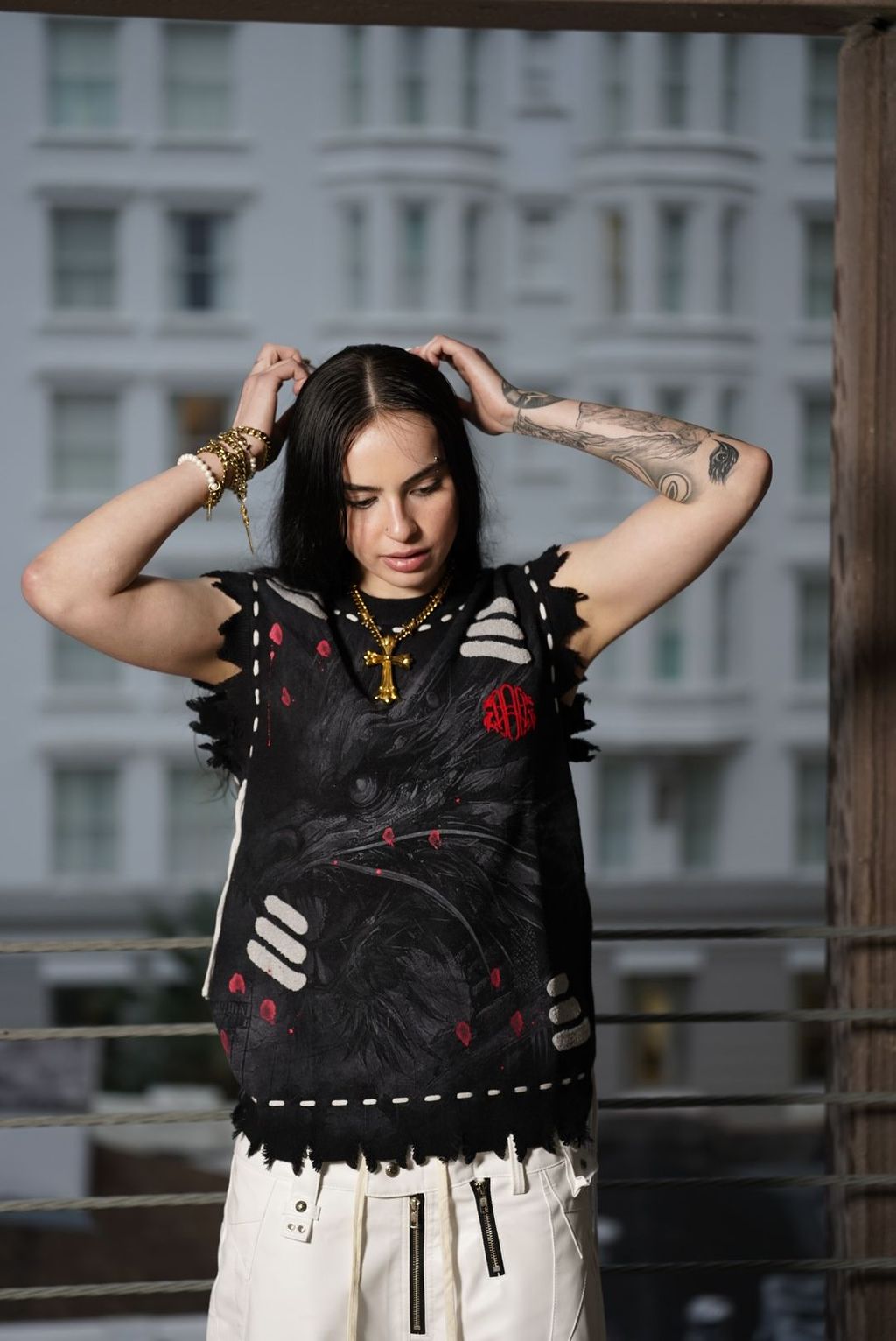 DISTRESSED BEAST KNITTED VEST 'BLACK'
