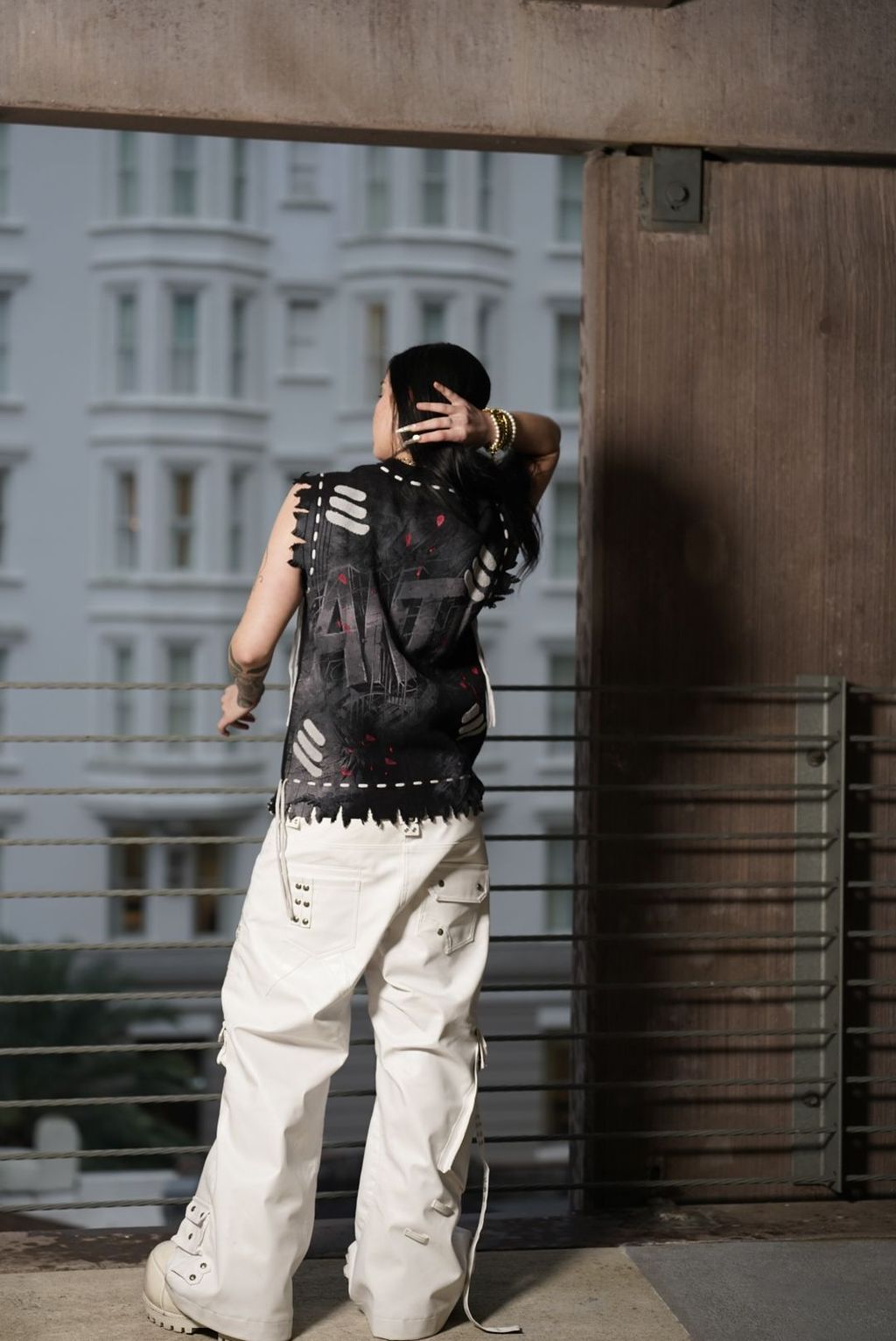 DISTRESSED BEAST KNITTED VEST 'BLACK'