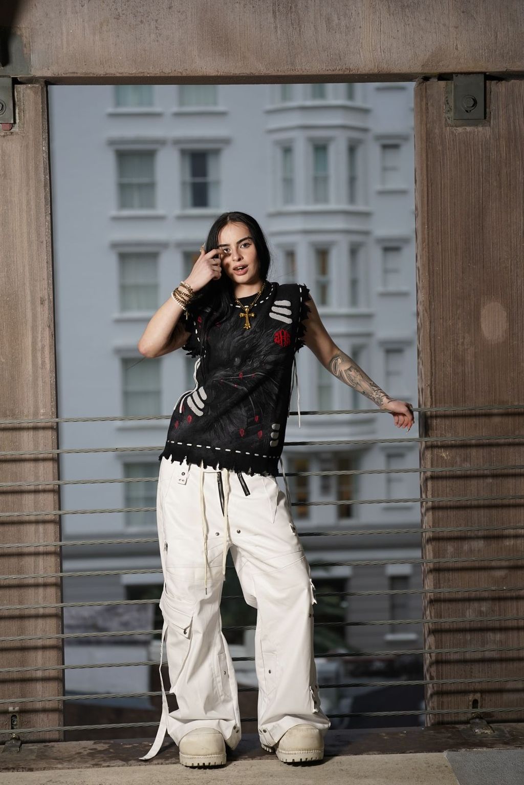 DISTRESSED BEAST KNITTED VEST 'BLACK'