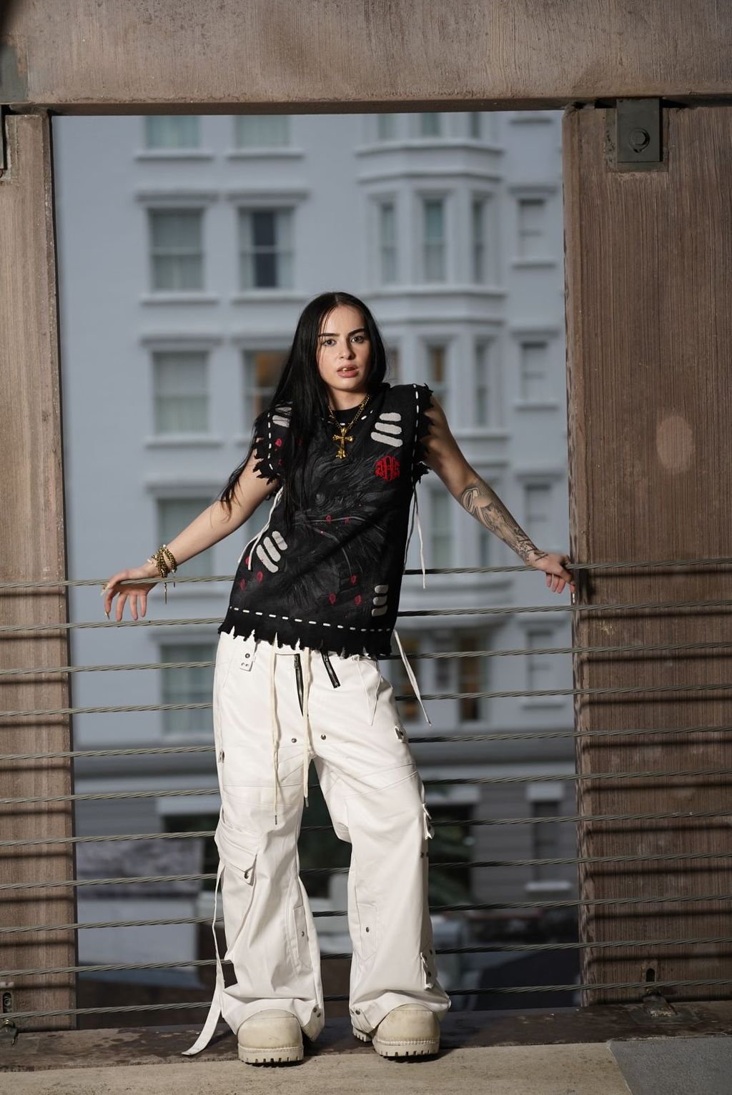 DISTRESSED BEAST KNITTED VEST 'BLACK'