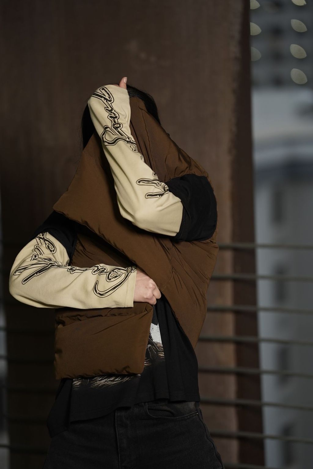ANTO CROP VEST (BROWN)