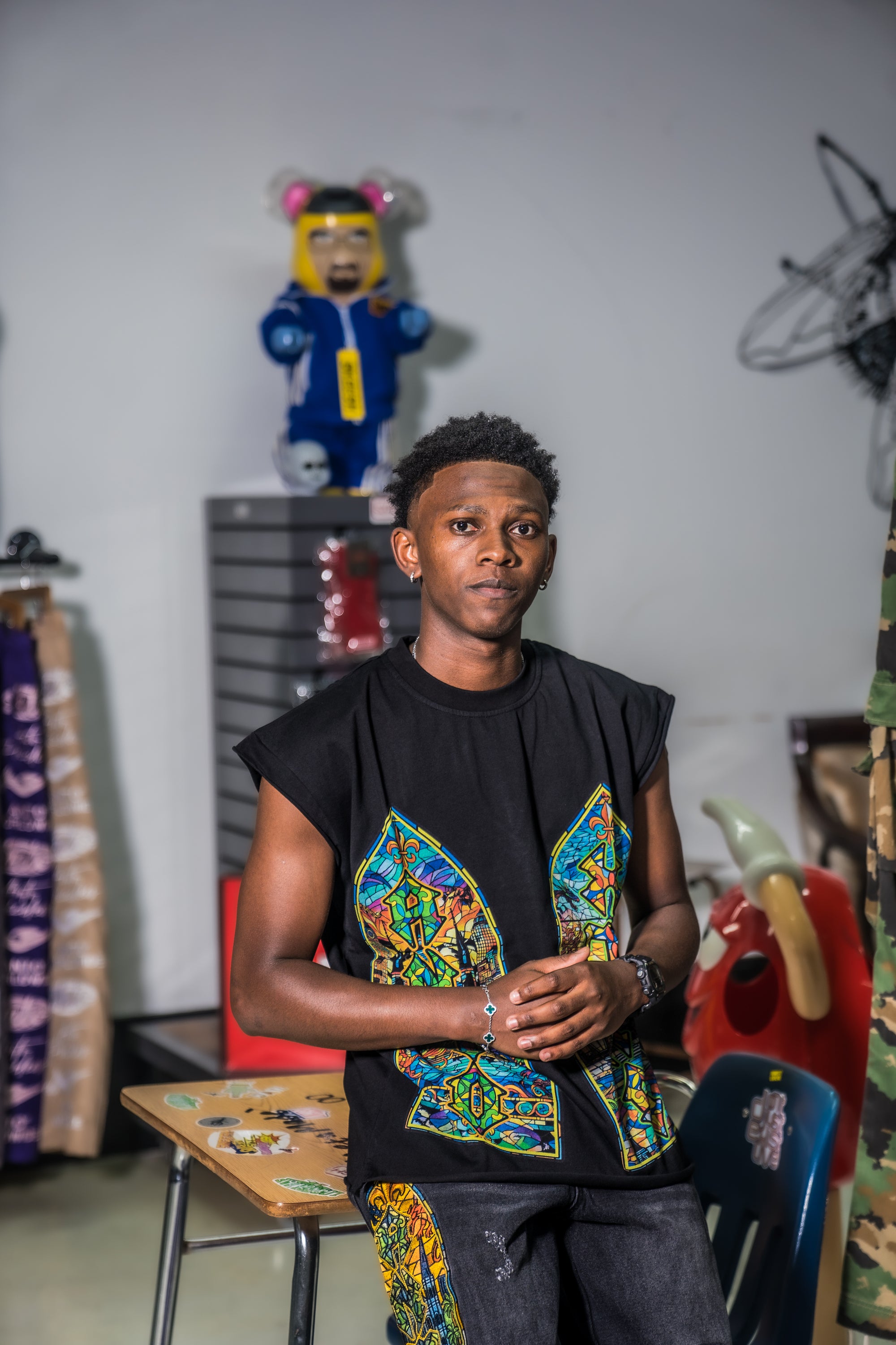 Mosaic 'ANTOWORLD' Sleeveless Shirt - BLK